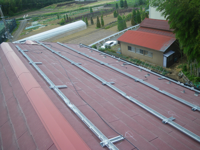 シャープのソーラーパネル（スレート屋根・スレート工法での架台設置）