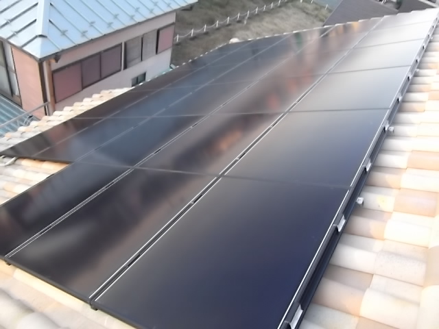ソーラーフロンティアのソーラーパネル（瓦屋根・瓦金具方式での設置後写真）