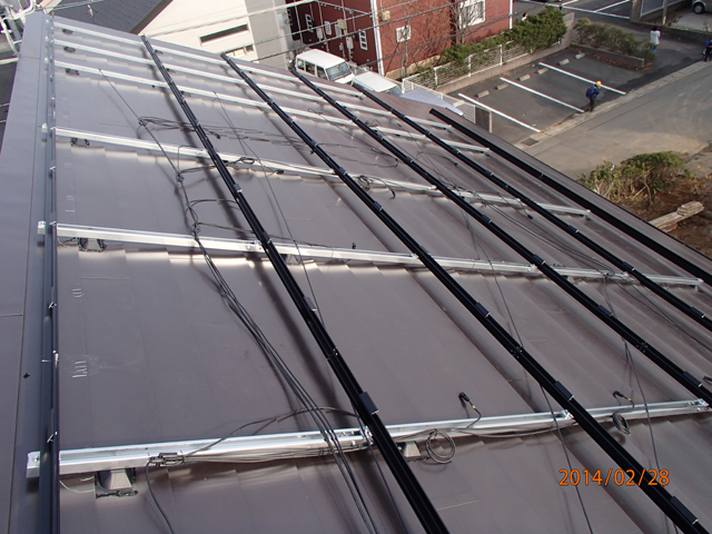 ソーラーフロンティアのソーラーパネル（金属屋根・横葺打込み金具方式での架台設置）
