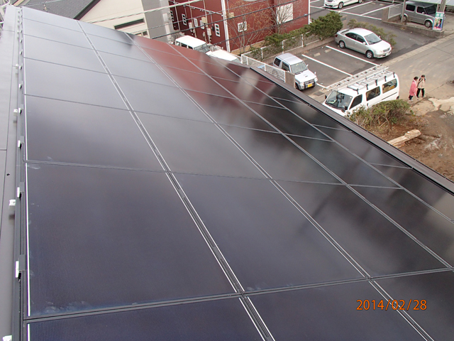 ソーラーフロンティアのソーラーパネル（金属屋根・横葺打込み金具方式での設置後写真）