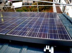 太陽光発電の施工例（支持瓦架台）
